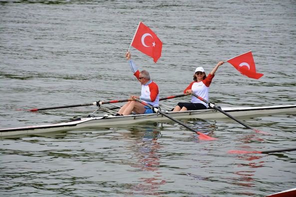 KÜREK SPORCULARIMIZ 19 MAYIS ÇOŞKUSUNA RENK KATTI