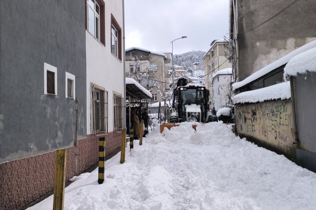 BAŞKANIMIZ KARLA MÜCADELE KAPSAMINDA SAHADA ÇALIŞMALARI YERİNDE İNCELEDİ..