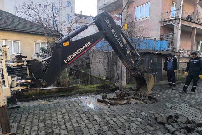 MERKEZ MAHALLESİNDEKİ ARIZAYA EKİPLERİMİZ MÜDAHALE ETMEKTEDİR...