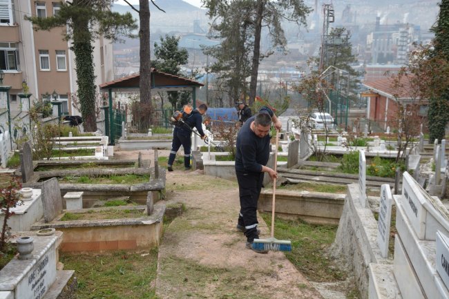 GÜLÜÇ BELEDİYESİ BELDE MEZARLIĞINDA TEMİZLİK BAKIM ONARIM ÇALIŞMALARINA BAŞLADI