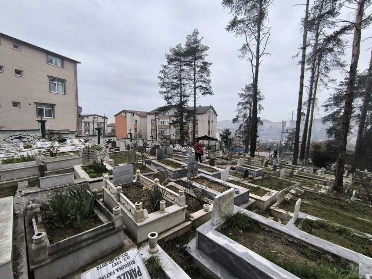 GÜLÜÇ BELEDİYESİ BELDE MEZARLIĞINDA TEMİZLİK BAKIM ONARIM ÇALIŞMALARINA BAŞLADI