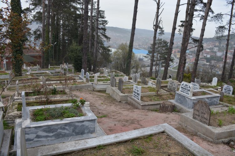 GÜLÜÇ BELEDİYESİ BELDE MEZARLIĞINDA TEMİZLİK BAKIM ONARIM ÇALIŞMALARINA BAŞLADI