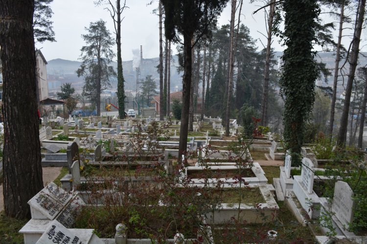 GÜLÜÇ BELEDİYESİ BELDE MEZARLIĞINDA TEMİZLİK BAKIM ONARIM ÇALIŞMALARINA BAŞLADI