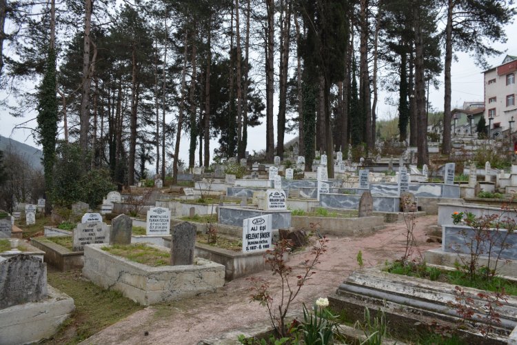 GÜLÜÇ BELEDİYESİ BELDE MEZARLIĞINDA TEMİZLİK BAKIM ONARIM ÇALIŞMALARINA BAŞLADI