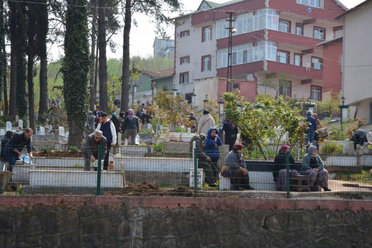 BELDE MEZARLIĞINDA AREFE GÜNÜ MÜNASEBETİYLE KURAN-I KERİM OKUTULDU