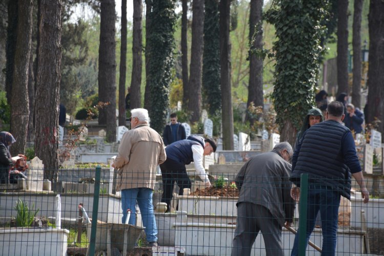 BELDE MEZARLIĞINDA AREFE GÜNÜ MÜNASEBETİYLE KURAN-I KERİM OKUTULDU