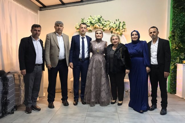 Genç Çiftlerimize Bir Ömür Boyu Mutluluklar Dileriz