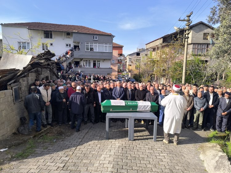 MERHUMA  ALLAH'TAN RAHMET DİLİYORUZ...