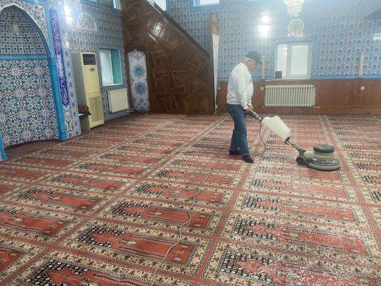 CAMİLERİMİZDE TEMİZLİK ÇALIŞMASI BAŞLATILDI