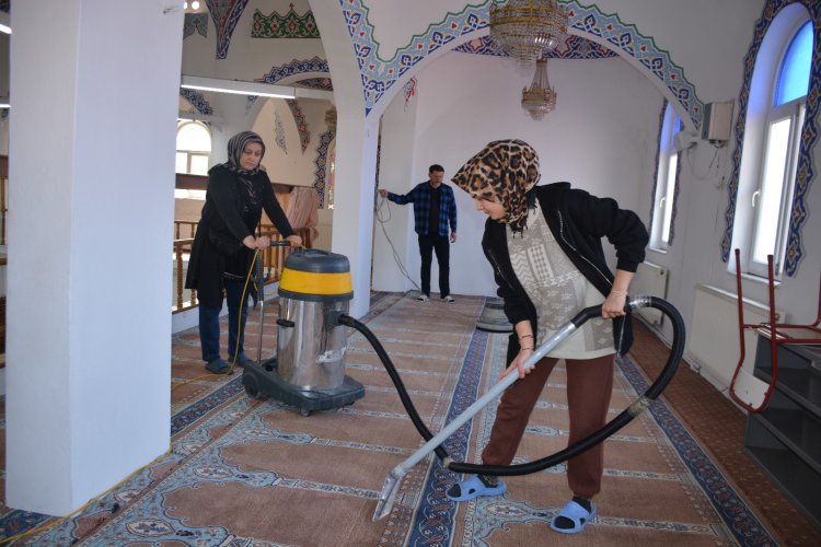 CAMİLERİMİZDE TEMİZLİK ÇALIŞMASI BAŞLATILDI