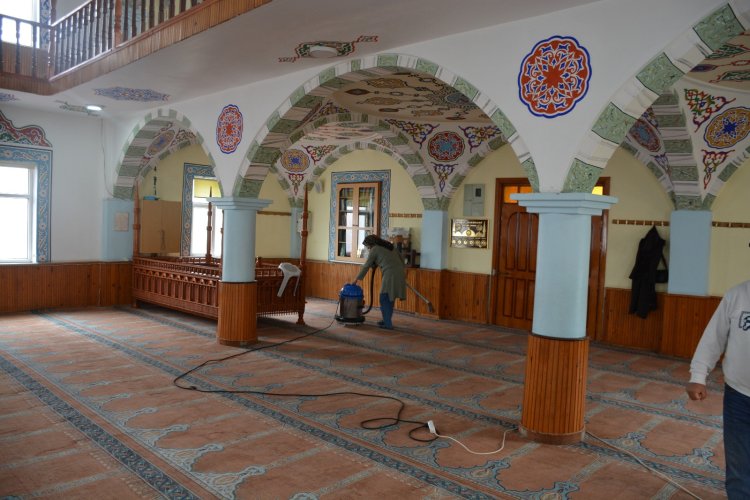 CAMİLERİMİZDE TEMİZLİK ÇALIŞMASI BAŞLATILDI