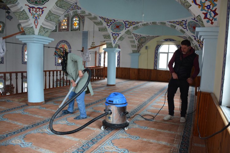CAMİLERİMİZDE TEMİZLİK ÇALIŞMASI BAŞLATILDI