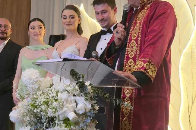 GENÇ ÇİFTİMİZE BİR ÖMÜR BOYU MUTLULUKLAR DİLERİZ...