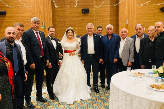 GENÇ ÇİFTİMİZE BİR ÖMÜR BOYU MUTLULUKLAR DİLERİZ...