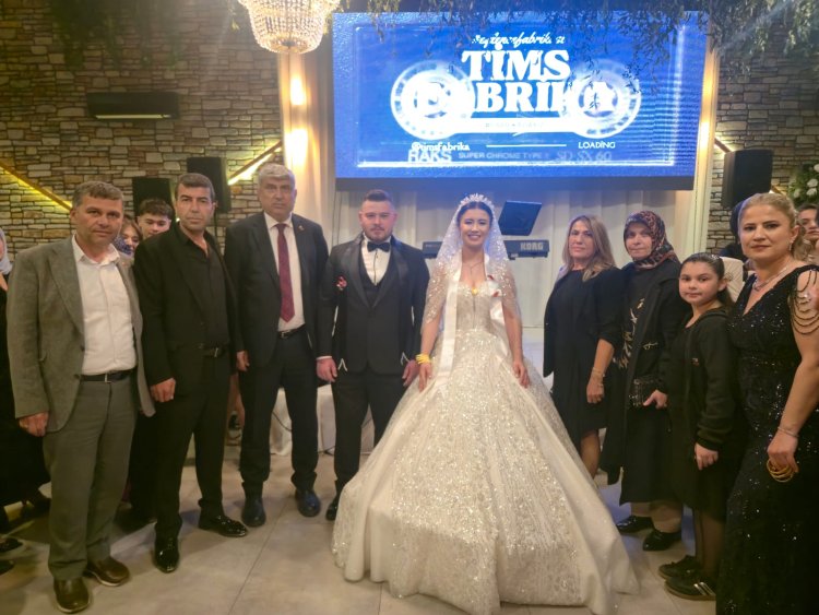 GENÇ ÇİFTİMİZE BİR ÖMÜR BOYU MUTLULUKLAR DİLERİZ...