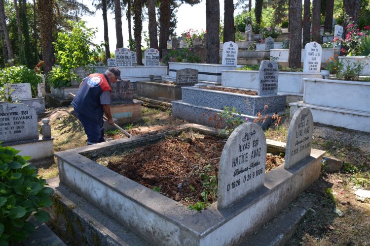 KURBAN BAYRAMI ÖNCESİNDE MEZARLIKLAR TEMİZLENİYOR...