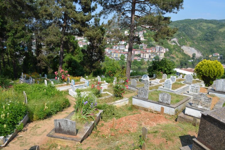 KURBAN BAYRAMI ÖNCESİNDE MEZARLIKLAR TEMİZLENİYOR...