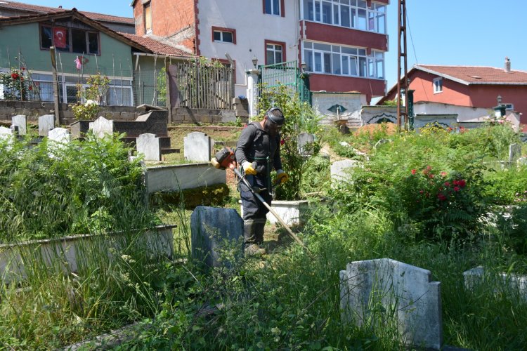 KURBAN BAYRAMI ÖNCESİNDE MEZARLIKLAR TEMİZLENİYOR...