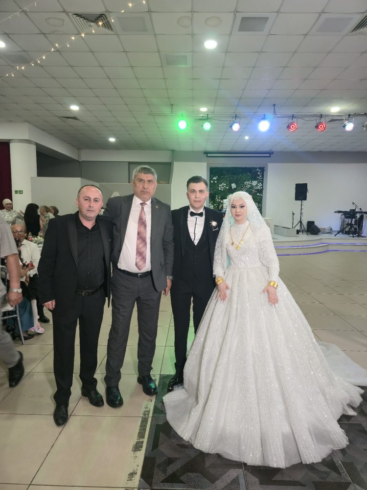 GENÇ ÇİFTİMİZE BİR ÖMÜR BOYU MUTLULUKLAR DİLERİZ.