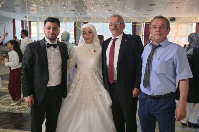 GENÇ ÇİFTİMİZE BİR ÖMÜR BOYU MUTLULUKLAR DİLERİZ ...
