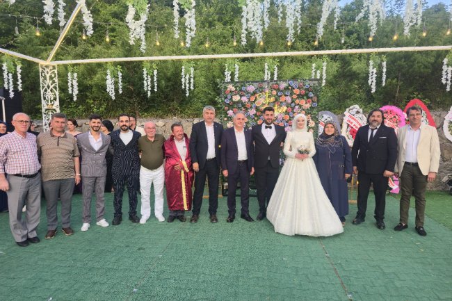 GENÇ CİFTİMİZE BİR ÖMÜR BOYU MUTLULUKLAR DİLERİZ...