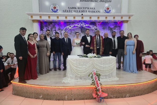 GENÇ ÇİFTİMİZE BİR ÖMÜR BOYU MUTLULUKLAR DİLERİZ...