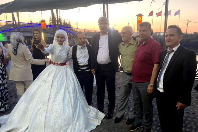 GENÇ ÇİFTİMİZE BİR ÖMÜR BOYU MUTLULUKLAR DİLERİZ...