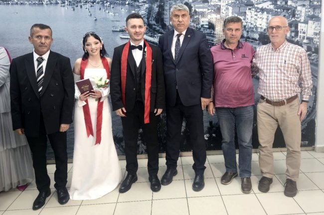 GENÇ ÇİFTİMİZE BİR ÖMÜR BOYU MUTLULUKLAR DİLERİZ...
