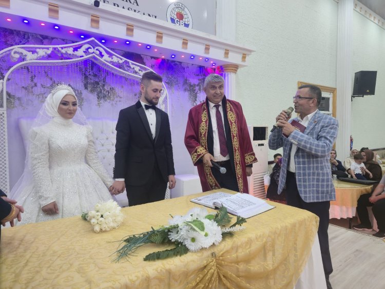 GENÇ ÇİFTİMİZE BİR ÖMÜR BOYU MUTLULUKLAR DİLERİZ.
