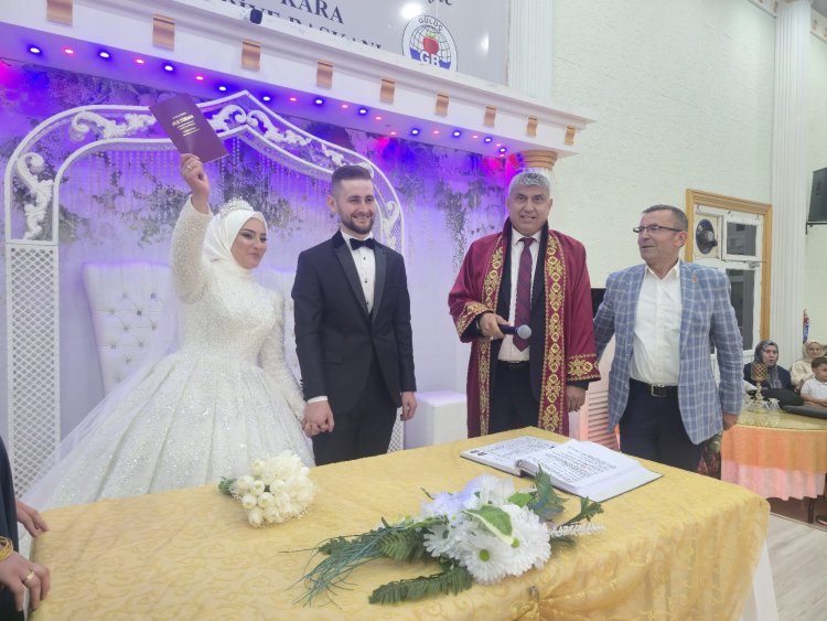 GENÇ ÇİFTİMİZE BİR ÖMÜR BOYU MUTLULUKLAR DİLERİZ.