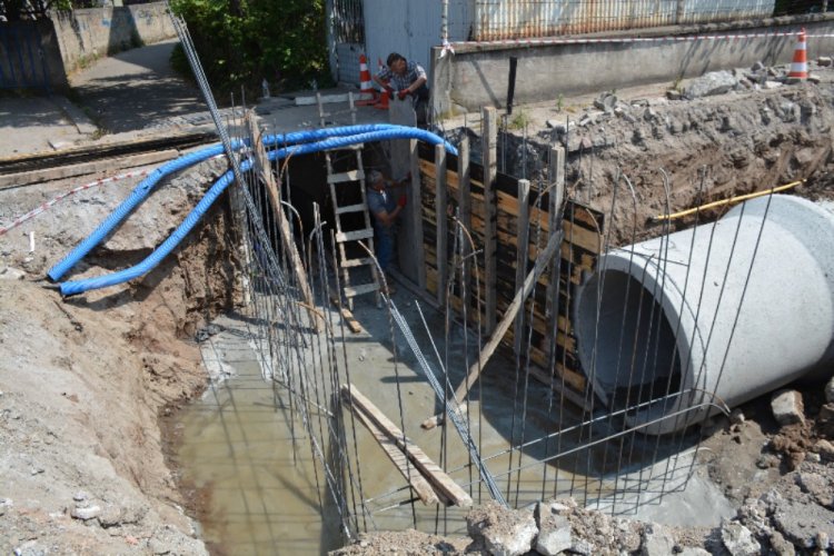 VESİLE DİKMEN İLKOKULU ALTYAPI ÇALIŞMALARINDA SONA YAKLAŞILDI