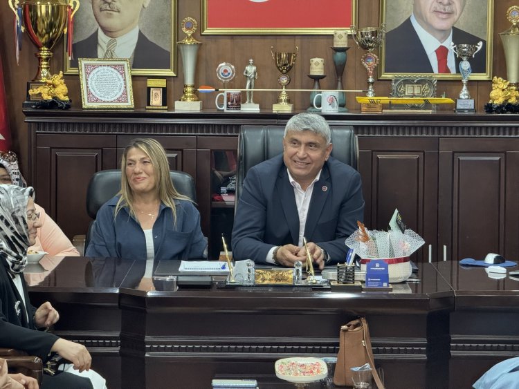 AK PARTİ KADIN KOLLARINDAN BELEDİYE BAŞKANIMIZA ANLAMLI ZİYARET...