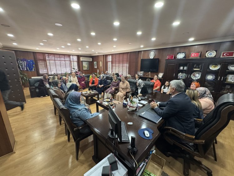 AK PARTİ KADIN KOLLARINDAN BELEDİYE BAŞKANIMIZA ANLAMLI ZİYARET...