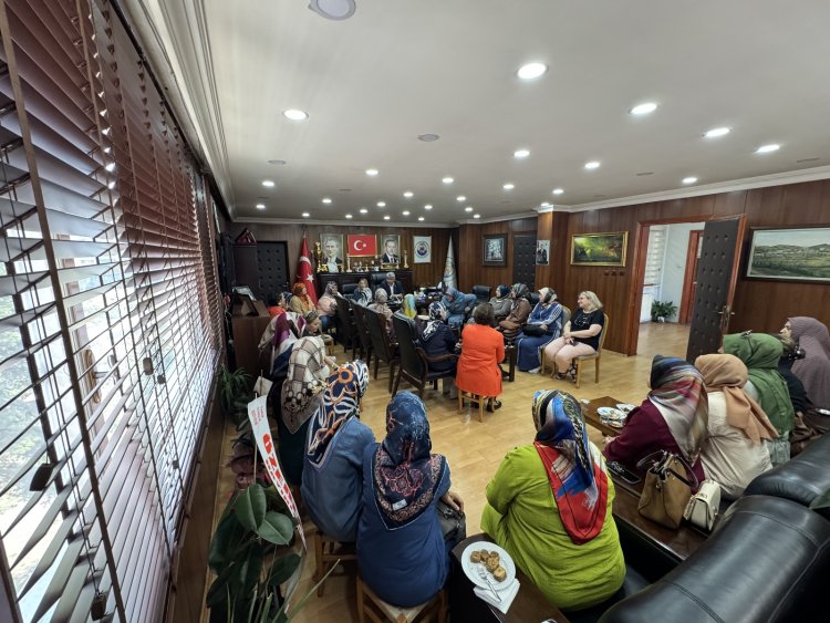 AK PARTİ KADIN KOLLARINDAN BELEDİYE BAŞKANIMIZA ANLAMLI ZİYARET...