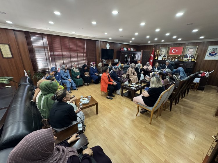 AK PARTİ KADIN KOLLARINDAN BELEDİYE BAŞKANIMIZA ANLAMLI ZİYARET...