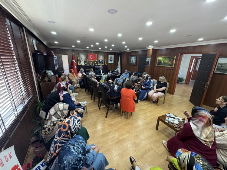 AK PARTİ KADIN KOLLARINDAN BELEDİYE BAŞKANIMIZA ANLAMLI ZİYARET...