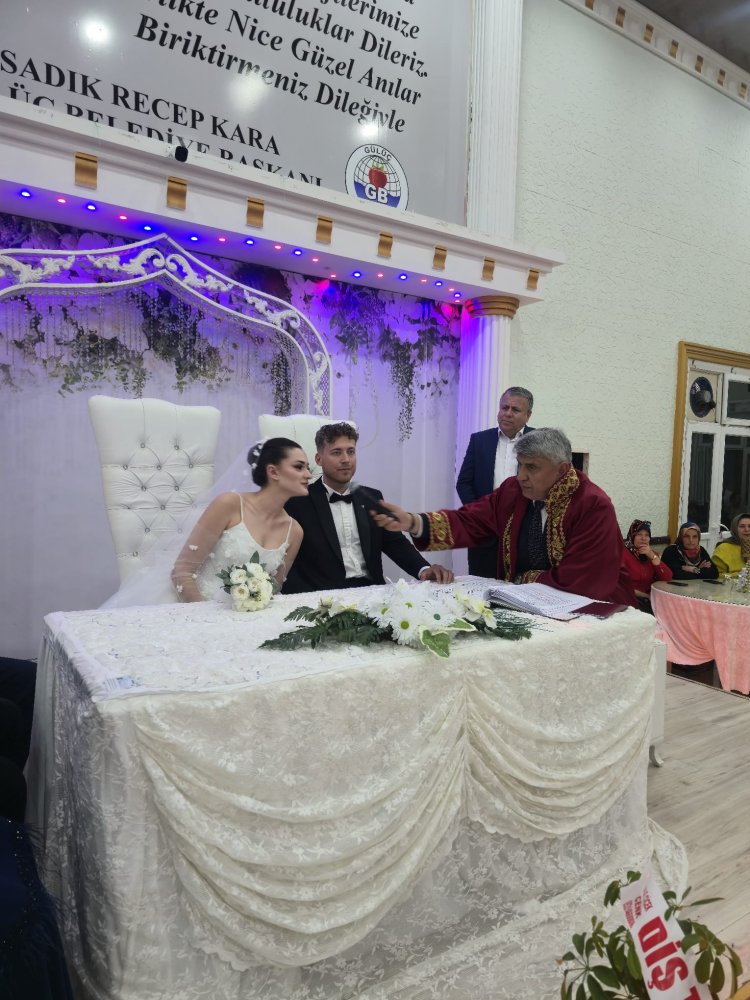 GENÇ ÇİFTİMİZE BİR ÖMÜR BOYU MUTLULUKLAR DİLERİZ...