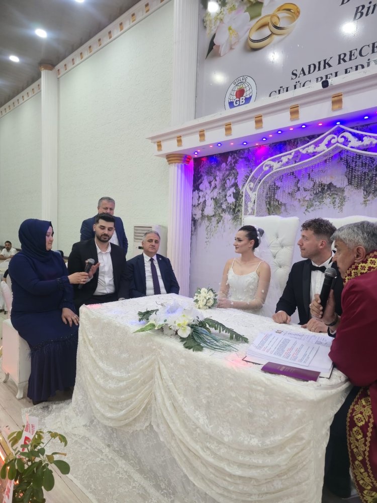 GENÇ ÇİFTİMİZE BİR ÖMÜR BOYU MUTLULUKLAR DİLERİZ...