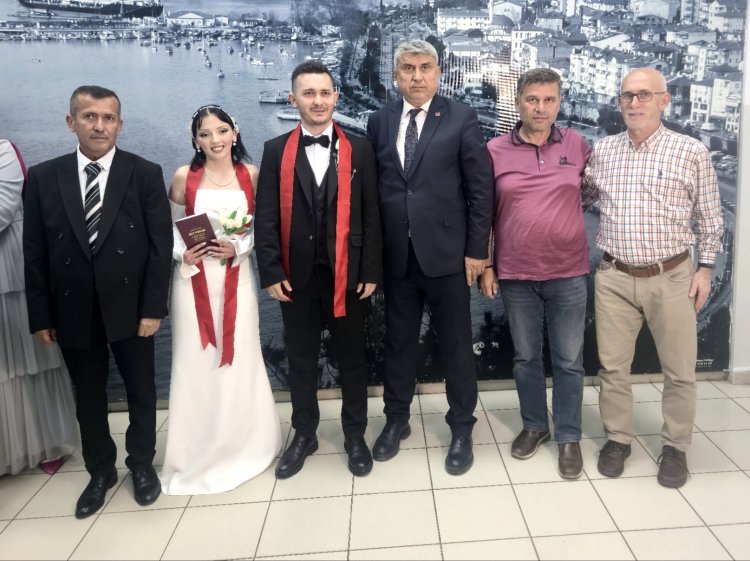 GENÇ ÇİFTİMİZE BİR ÖMÜR BOYU MUTLULUKLAR DİLERİZ...