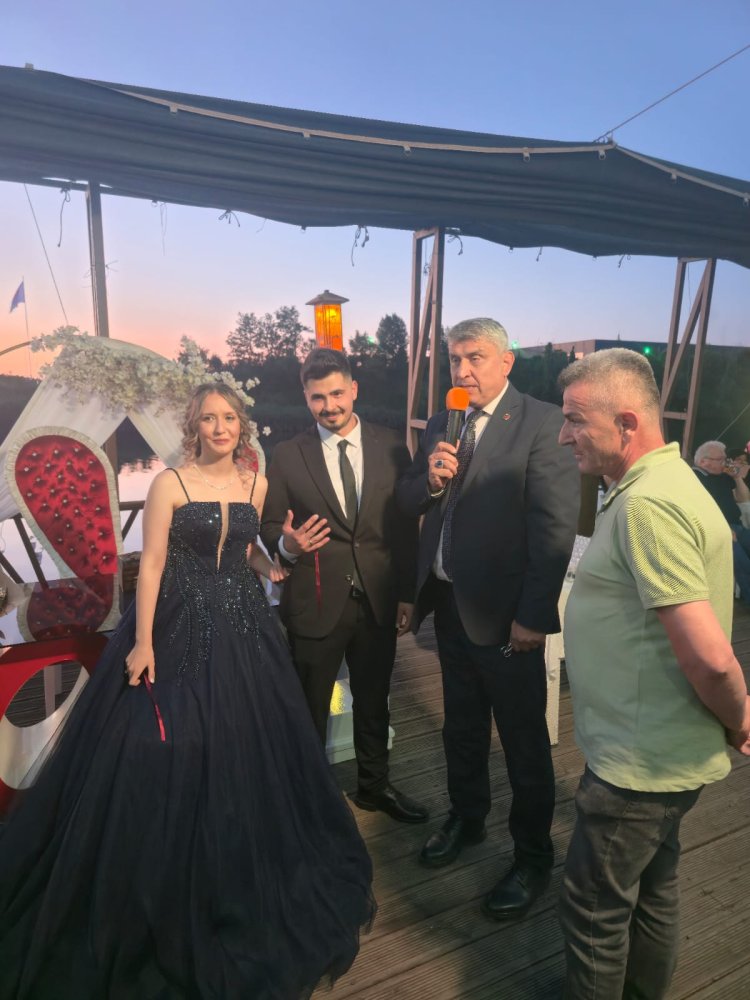 GENÇ ÇİFTİMİZE BİR ÖMÜR BOYU MUTLULUKLAR DİLERİZ...