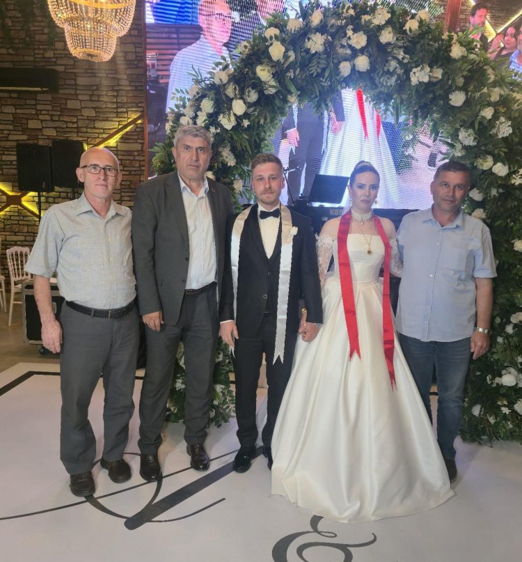 GENÇ ÇİFTİMİZE BİR ÖMÜR BOYU MUTLULUKLAR DİLERİZ...