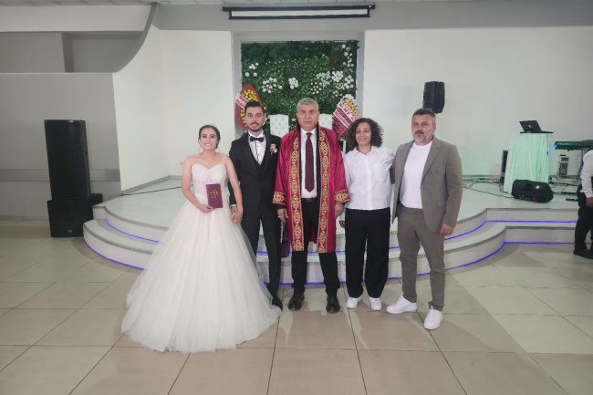 GENÇ ÇİFTİMİZE BİR ÖMÜR BOYU MUTLULUKLAR DİLERİZ...