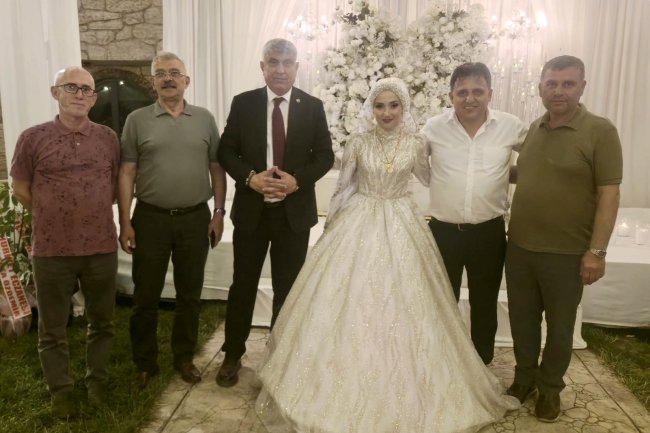 GENÇ ÇİFTİMİZE BİR ÖMÜR BOYU MUTLULUKLAR DİLERİZ...