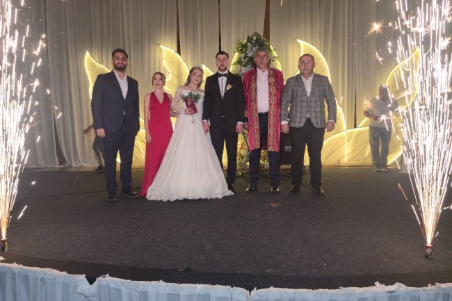 GENÇ ÇİFTİMİZE BİR ÖMÜR BOYU MUTLULUKLAR DİLERİZ...