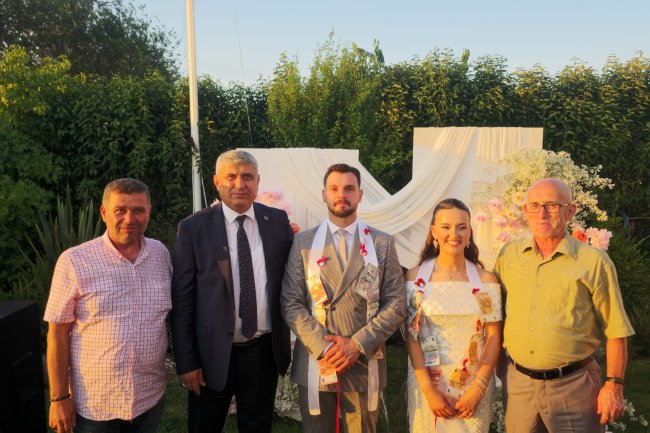 GENÇ CİFTİMİZE BİR ÖMÜR BOYU MUTLULUKLAR DİLERİZ