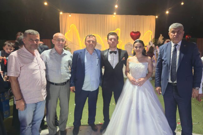 GENÇ ÇİFTİMİZE BİR ÖMÜR BOYU MUTLULUKLAR DİLERİZ...