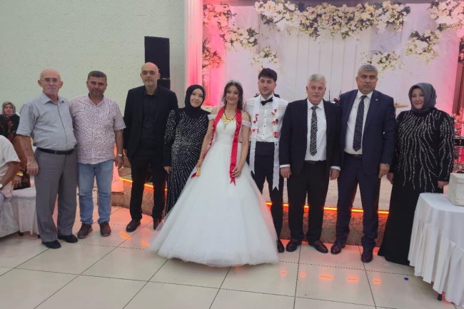 GENÇ ÇİFTİMİZE BİR ÖMÜR BOYU MUTLULUKLAR DİLERİZ...