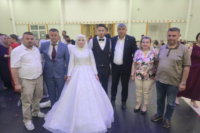 GENÇ CİFTİMİZE BİR ÖMÜR BOYU MUTLULUKLAR DİLERİZ