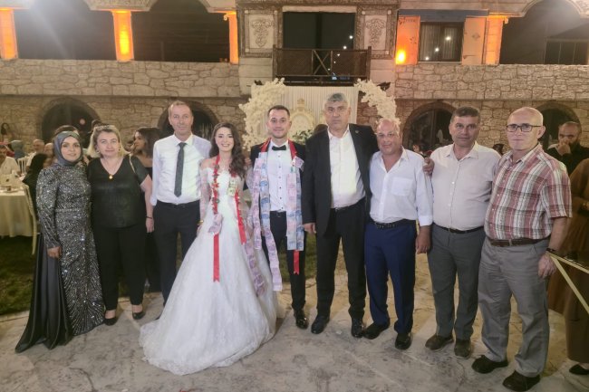 GENÇ ÇİFTİMİZE BİR ÖMÜR BOYU MUTLULUKLAR DİLERİZ