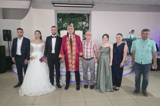 GENÇ CİFTİMİZE BİR ÖMÜR BOYU MUTLULUKLAR DİLERİZ